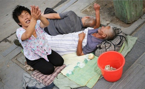[-]"Ăn[-]mày[-]đang[-]bò[-]lê[-]lết[-]thấy[-]công[-]an[-]liền[-]chạy[-]như[-]tên[-]bắn"